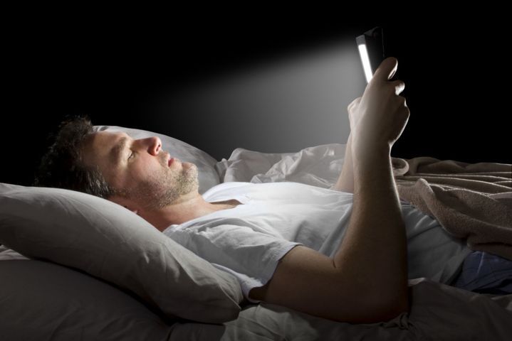 không dùng điện thoại khi ngủ 