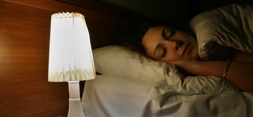 tắt đèn khi ngủ 