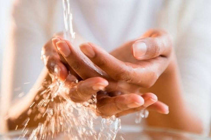 rửa tay bằng nước thường