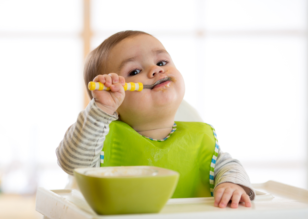 Trẻ tự ăn khi đói