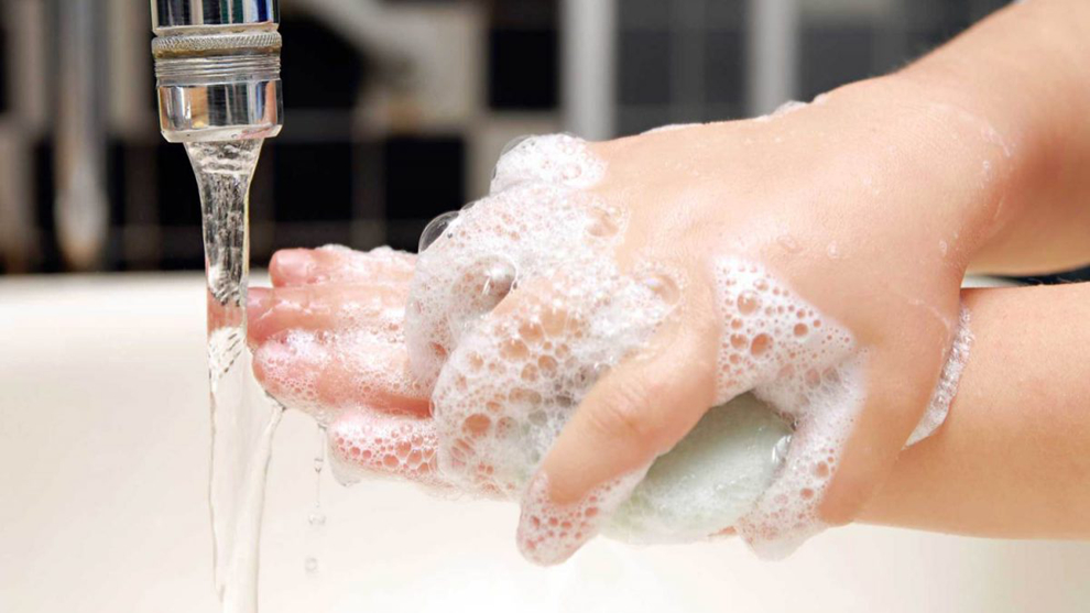 Rửa tay trước khi nấu ăn