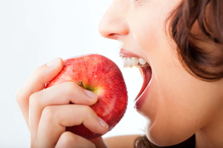 Mẹ sau sinh ăn táo cần lưu ý gì?