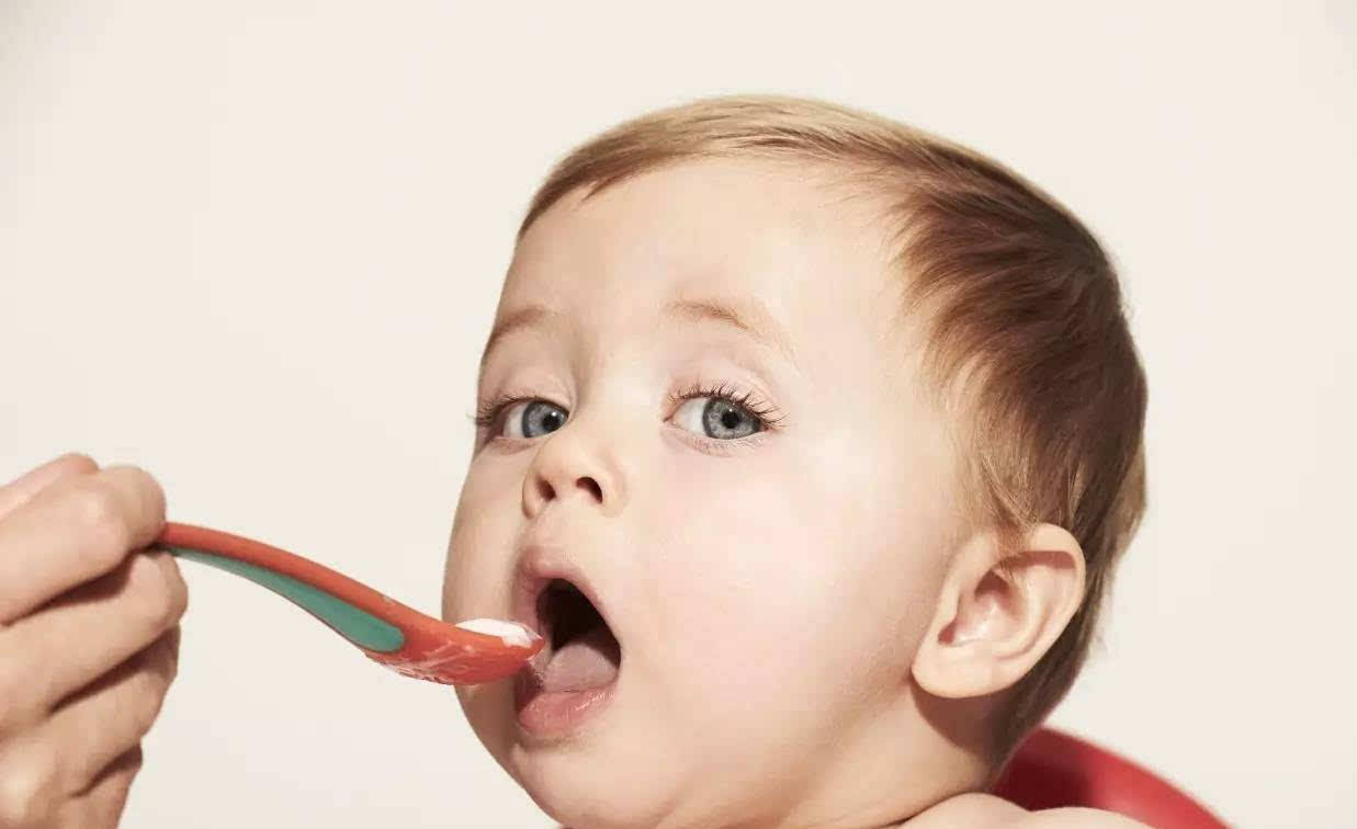 Sữa chua cung cáp đầy đủ chất dinh dưỡng cho bé