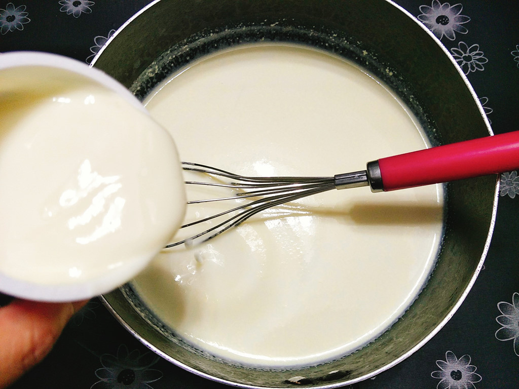 Trộn sữa chua cùng hỗn hợp sữa tươi và sữa đặc