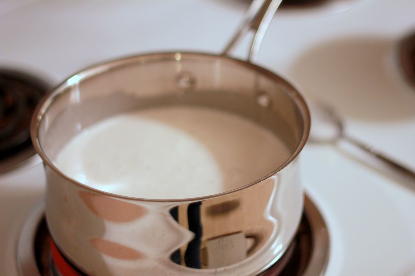  Khuấy đều hỗn hợp sữa tươi và sữa đặc rồi cho vào nồi đặt lên bếp đun